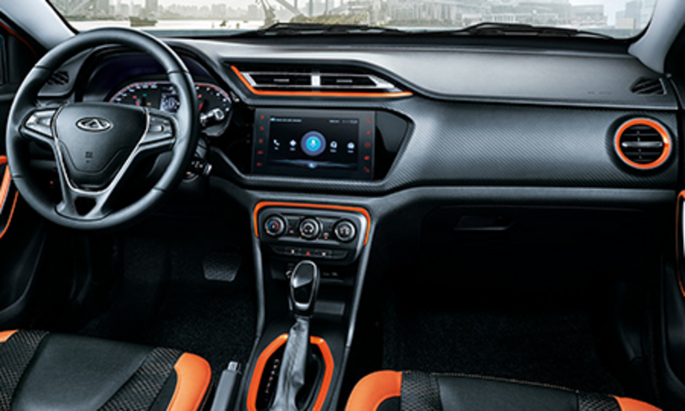 Consola de instrumentos de control central integrada El TIGGO 2 adopta una consola de instrumentos de control central integrada, cuya inspiración proviene de las cascadas naturales. Hace que la cubierta de control central y el tablero de instrumentos se integren con naturalidad, aunque las dos configuraciones independientes no tengan ninguna intersección en común. Elimina la rigidez mecánica y le da una sensación de vida en la naturaleza.